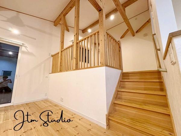 リビング 注文住宅ならではのスキップフロアを採用したお洒落な空間。お家のどこにいても家族を近くに感じることのできる間取りです◎お子様が大きくなっても毎日顔を合わせ、コミュニケーションの取りやすい間取り◎