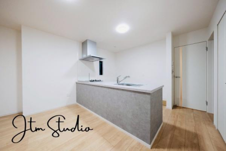 �L�b�`�� �������Ƒ��ƈꏏ�ɉ߂�����̂��ΖʃL�b�`���̖��́I�����̏o������b���Ȃ���ꏏ�ɂ��������y���ގ��Ԃ́A���R�ƏΊ炪���A�Ƒ����J��[�߂��؂ȂЂƂƂ��B�����̂������^�C������炵��L���ɍʂ�܂���