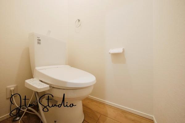 �g�C�� �������������͋C�̃g�C���́A�ق��ƈꑧ����ꏊ�ɁB�ӊO�Əd�v�ȁg���S�n�̗ǂ��h���������芴������݌v�ł���������Ƃ����C�z�肪�A��炵�̎��������ƍ��߂Ă���܂��B����̖Z������Y��āA�ЂƑ����B