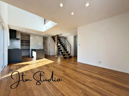 ���r���O �Ƒ��̐H����c���̂ق��A�q�ǂ���V�΂�����A�F�l���������肷��LDK�͏Z�܂��̒��S�B�����ԉ߂����ꏊ������A���̋�Ԃ͏Z�܂��S�̂̋��S�n�����E���܂��B