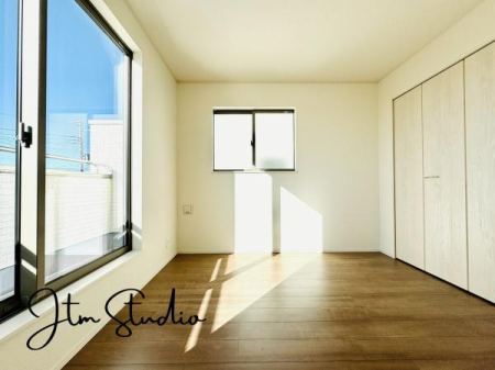 �Q�� �傫�ȑ�����̌����ӂ�閾�邢��ԁA������芰����e���̋�Ԃł���v���C�x�[�g�^�C�������D��ɉ��₩�Ɂc�B�������������͋C��a���܂���