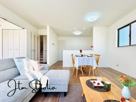 ���r���O �Ƒ��̐H����c���̂ق��A�q�ǂ���V�΂�����A�F�l���������肷��LDK�͏Z�܂��̒��S�B�����ԉ߂����ꏊ������A���̋�Ԃ͏Z�܂��S�̂̋��S�n�����E���܂��B