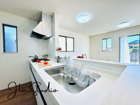 �L�b�`�� �������Ƒ��ƈꏏ�ɉ߂�����̂��ΖʃL�b�`���̖��́I�����̏o������b���Ȃ���ꏏ�ɂ��������y���ގ��Ԃ́A���R�ƏΊ炪���A�Ƒ����J��[�߂��؂ȂЂƂƂ��B�����̂������^�C������炵��L���ɍʂ�܂���