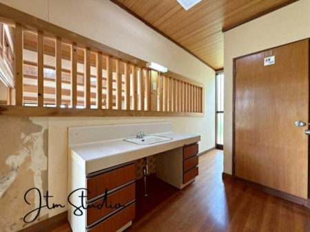 洗面台・洗面所 小窓付きで明るく風通しの良い洗面室は、換気がしやすく清潔な環境を保ちやすいのが魅力♪独立洗面台は使いやすさに優れ、収納力も十分!毎日の身支度が快適にできる便利な空間で、忙しい朝もスムーズに過ごせます♪