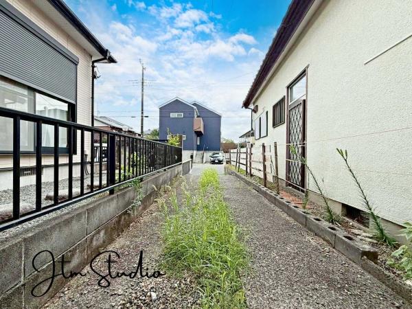 前面道路含む現地写真 \住宅ローン相談会開催中/住宅ローンでお悩みの方大歓迎!!他社で断られた、借り入れが多数、シングルマザー、独身、個人事業主、所得が低いなど、住宅ローンでお悩みの方はまずはJTM商事へご相談下さい。