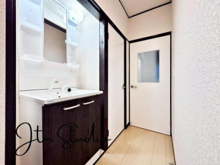 ���ʑ�E���ʏ� �V���v���ȋ��t�����ʑ�́A�g���₷�����d���I���[���\���Ɋm�ۂ���Ă���A���ʎ���̏����≻�ϕi�𐮗����₷���A�����̐g�x�x���X���[�Y�ɍs���܂���V���v���Ȃ�������K�Ȏg���S�n�����͂̐��ʑ�ł���