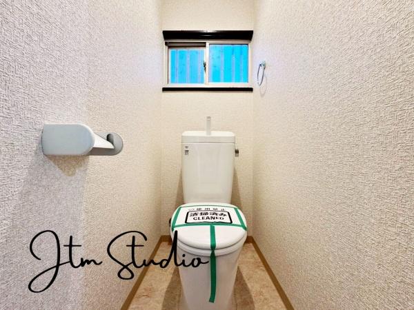 �g�C�� �������������͋C�̃g�C���́A�ق��ƈꑧ����ꏊ�ɁB�ӊO�Əd�v�ȁg���S�n�̗ǂ��h���������芴������݌v�ł���������Ƃ����C�z�肪�A��炵�̎��������ƍ��߂Ă���܂��B����̖Z������Y��āA�ЂƑ����B