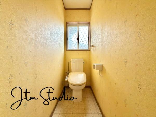 トイレ 落ち着いた雰囲気のトイレは、ほっと一息つける場所に。意外と重要な“居心地の良さ”をしっかり感じられる設計です◎ちょっとした気配りが、暮らしの質をぐっと高めてくれます。日常の忙しさを忘れて、ひと息を。