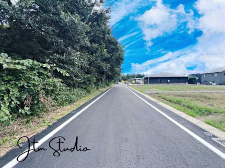 前面道路含む現地写真 ただ「住む」だけじゃない、毎日を気持ちよく、心豊かに過ごしてほしい。そんな想いを込めてご提案いたします♪お家の事、街の事、お金の事、何でも相談してください♪あなたにぴったりの住まいを見つけましょう♪