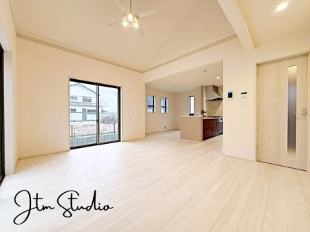 ���r���O �Z�������ł��A��������Ƒ��������ĐH�������Ē������Ƃ肠��傫���̃_�C�j���O�X�y�[�X�I�Ƒ��݂�ȂŃe�[�u�����͂ޑf�G�Ȏ��Ԃ��y����ŉ�������