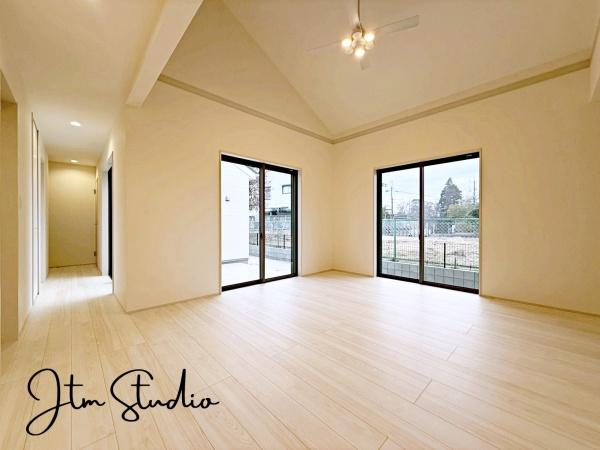 ���r���O �Ƒ������R�ƏW�܂�Ί�Ɖ�b���₦�Ȃ����r���O�́A���������Ȍ����������݁A�������Ƃ����L���Ƌ��S�n�̗ǂ������˔����Ă��܂��B�����̕�炵�Ɉ��S���ƖL�����������炵�A�Ƒ��݂�Ȃ��������؂ȋ�Ԃł���