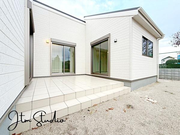 �Z�˂���̒��]�ʐ^ ���Ԃ͎��R�L���Ȍi�F�𒭂߂Ȃ���A��͐���₨���l�����Ȃ���A���Ƒ��̉�b���e�݂����ȃo���R�j�[�ł���