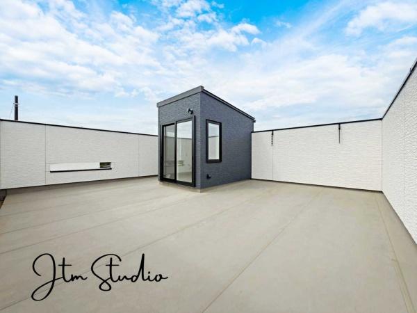 バルコニー 空を近くに感じられる開放感たっぷりの屋上。BBQやガーデニング、夜には星空観賞など、多彩な楽しみ方ができる特別な空間です◎プライベート性も高く、癒しのひとときを過ごせるもうひとつのリビングです♪