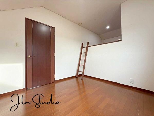 子供部屋 嬉しい『ロフト』付きのお部屋は天井が高くなり、解放感がたっぷり♪収納だけでなく多目的スペースとしても使えて、遊び場や趣味の空間としても大活躍♪ロフトならではの特別な空間をぜひお楽しみください♪