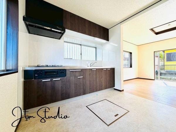 キッチン 壁に面したキッチンには小窓があり、自然な光と風が入り込む心地よい空間。明るく風通しの良い環境で、快適にお料理が楽しめます。調理中のにおいもこもりにくく、いつでも爽やかで清潔感のあるキッチンを保てます♪