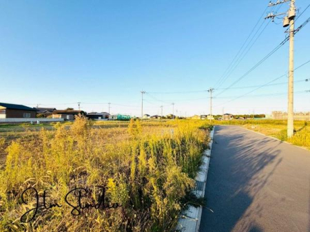 前面道路含む現地写真 落ち着いた雰囲気の住宅街です◎周囲には高い建物が少なく、空が広く感じられ開放感たっぷり◎陽当たりが遮られる心配もなく、一日を通して明るく快適に過ごせます。気持ちの良い風が吹き抜ける心地よい街並みです♪
