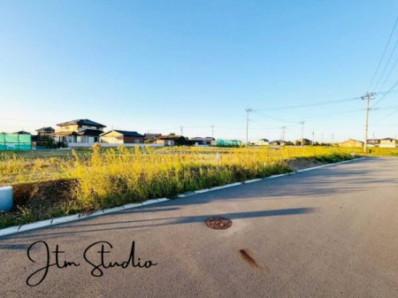前面道路含む現地写真 ただ「住む」だけじゃない、毎日を気持ちよく、心豊かに過ごしてほしい。そんな想いを込めてご提案いたします♪お家の事、街の事、お金の事、何でも相談してください♪あなたにぴったりの住まいを見つけましょう♪
