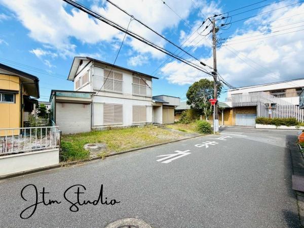 前面道路含む現地写真 ただ「住む」だけじゃない、毎日を気持ちよく、心豊かに過ごしてほしい。そんな想いを込めてご提案いたします♪お家の事、街の事、お金の事、何でも相談してください♪あなたにぴったりの住まいを見つけましょう♪