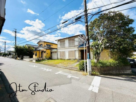 前面道路含む現地写真 落ち着いた雰囲気の住宅街です◎周囲には高い建物が少なく、空が広く感じられ開放感たっぷり◎陽当たりが遮られる心配もなく、一日を通して明るく快適に過ごせます。気持ちの良い風が吹き抜ける心地よい街並みです♪