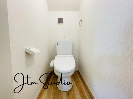 トイレ 落ち着いた雰囲気のトイレは、ほっと一息つける場所に。意外と重要な“居心地の良さ”をしっかり感じられる設計です◎ちょっとした気配りが、暮らしの質をぐっと高めてくれます。日常の忙しさを忘れて、ひと息を。