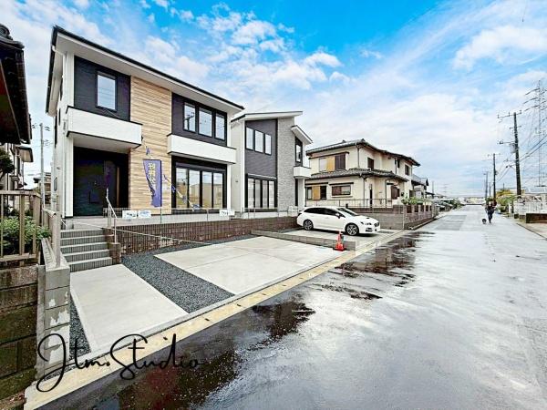 前面道路含む現地写真 ただ「住む」だけじゃない、毎日を気持ちよく、心豊かに過ごしてほしい。そんな想いを込めてご提案いたします♪お家の事、街の事、お金の事、何でも相談してください♪あなたにぴったりの住まいを見つけましょう♪