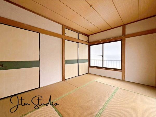 洋室 どこか懐かしく、心が落ち着く和室空間。畳の香りに包まれながら、読書やお昼寝などゆったりとした時間を楽しめます。季節に合わせた模様替えや、障子から差し込む柔らかな光も、和の趣を感じさせてくれます◎