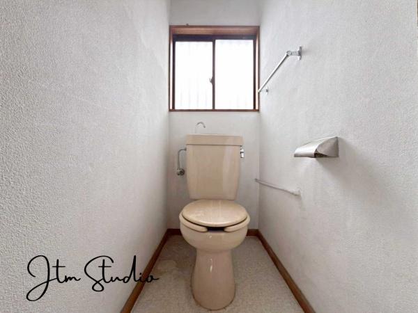 トイレ 落ち着いた雰囲気のトイレは、ほっと一息つける場所に。意外と重要な“居心地の良さ”をしっかり感じられる設計です◎ちょっとした気配りが、暮らしの質をぐっと高めてくれます。日常の忙しさを忘れて、ひと息を。