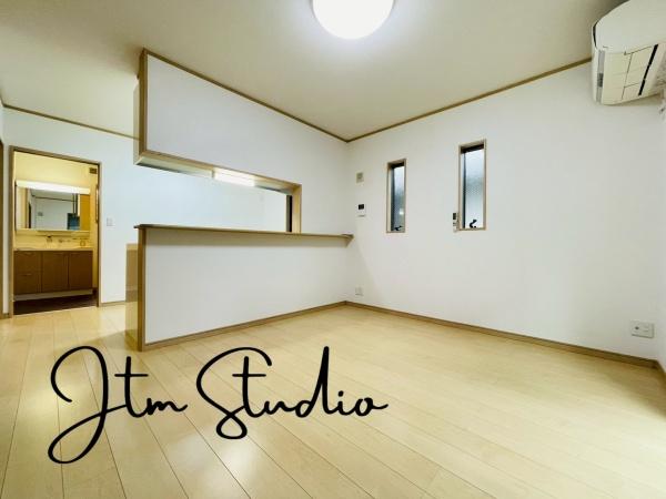 ���r���O �Ƒ��̐H����c���̂ق��A�q�ǂ���V�΂�����A�F�l���������肷��LDK�͏Z�܂��̒��S�B�����ԉ߂����ꏊ������A���̋�Ԃ͏Z�܂��S�̂̋��S�n�����E���܂��B
