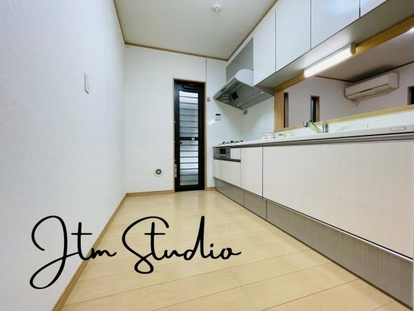 �L�b�`�� ���Ƒ����߂��Ɋ�������L�b�`���������������Ƒ��c�R�^�C���ł�����[�����Ղ�Ȃ̂ŗ������⒲�����ȂǍׂ��ȕ����X�b�L���Еt���܂���