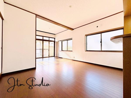 ���r���O �Z�������ł��A��������Ƒ��������ĐH�������Ē������Ƃ肠��傫���̃_�C�j���O�X�y�[�X�I�Ƒ��݂�ȂŃe�[�u�����͂ޑf�G�Ȏ��Ԃ��y����ŉ�������