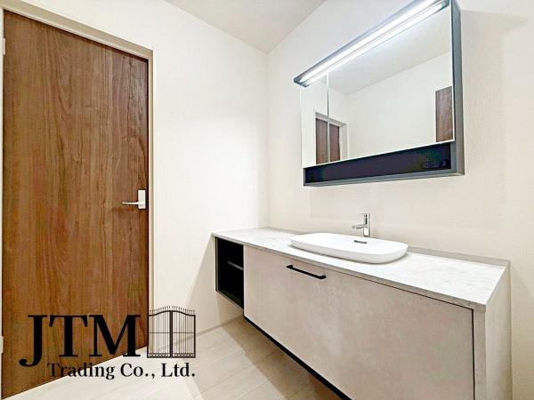 ���ʑ�E���ʏ� �܂�ŃJ�t�F�̂悤�Ȃ������Ȑ��ʋ�ԁ�\���ȍL���������ʑ�́A�g�����Ȃ݂̃`�F�b�N�⎕�����ȂǁA���̍Q�����������Ԃł��������Ǝg���A�S�ɗ]�T������������K�ȃX�y�[�X�ƂȂ��Ă��܂���