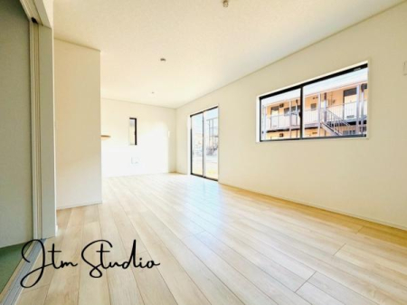 ���r���O �Ƒ��̐H����c���̂ق��A�q�ǂ���V�΂�����A�F�l���������肷��LDK�͏Z�܂��̒��S�B�����ԉ߂����ꏊ������A���̋�Ԃ͏Z�܂��S�̂̋��S�n�����E���܂��B