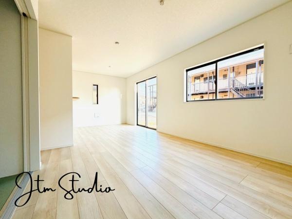 ���r���O �Ƒ��̐H����c���̂ق��A�q�ǂ���V�΂�����A�F�l���������肷��LDK�͏Z�܂��̒��S�B�����ԉ߂����ꏊ������A���̋�Ԃ͏Z�܂��S�̂̋��S�n�����E���܂��B