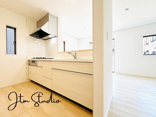 �L�b�`�� �ΖʃL�b�`���ł́A���q�l���V�Ԏp�������Ȃ��炨�������\�ł��I�ڂƖڂ������A���q�l�����S���ă��r���O�ŗV�񂾂�A�h��₨�׋���������ł��܂��ˁ􂲉Ƒ��l�^�C�������y���݂܂��傤��