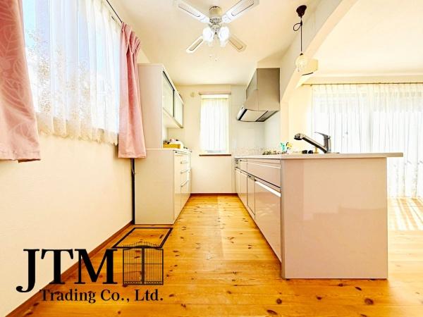 �L�b�`�� ��e�ʂ̃J�b�v�{�[�h�t���ŁA�U�炩�肪���ȃL�b�`���܂����������ځ�ׁX������������X�g�b�N�A���i�͏o�Ԃ̏��Ȃ��������Ȃǂ��X�b�L���Еt���܂���