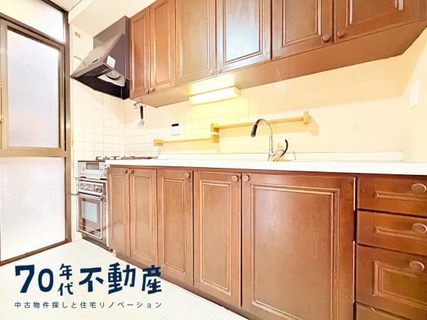 �L�b�`�� �Ǖt���L�b�`���͂������̃X�y�[�X�𖳑ʂȂ��g����̂����́�L�b�`���ƃ_�C�j���O���Ђƌq����ɂȂ�A��ԂɍL�������������J���I�ȃ��C�A�E�g�������B����ꂽ�ʐςł���Ƃ���������炵�������܂���