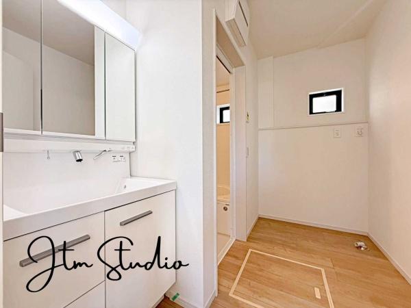 ���ʑ�E���ʏ� ���̎x�x����̃P�A���C�����悭�n�܂���ʋ�ԁB�傫�ȃ~���[�ƍL�߂̃{�E���ŁA�Ƒ��݂�Ȃ����K�Ɏg����݌v�ł��B�Q�������������ł���Ƃ�̂��鎞�Ԃ𐶂ݏo���܂��B1 ���̂͂��܂�ƏI����S�n�悭��