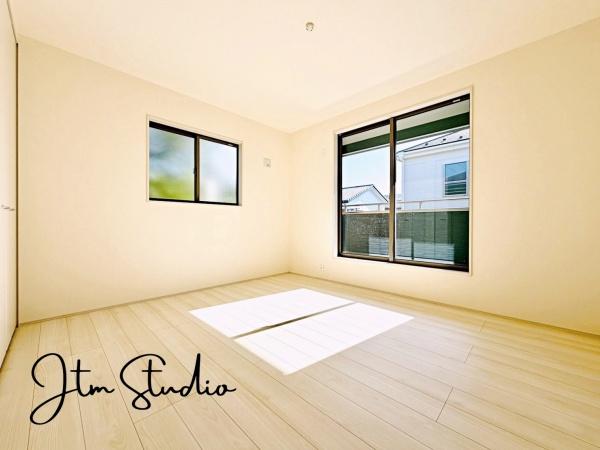 �Q�� �傫�ȑ�����̌����ӂ�閾�邢��ԁA������芰����e���̋�Ԃł���v���C�x�[�g�^�C�������D��ɉ��₩�Ɂc�B�������������͋C��a���܂���