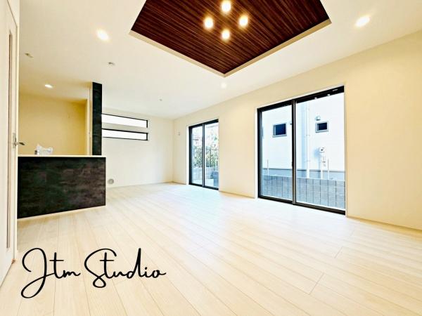 ���r���O �Ƒ��̐H����c���̂ق��A�q�ǂ���V�΂�����A�F�l���������肷��LDK�͏Z�܂��̒��S�B�����ԉ߂����ꏊ������A���̋�Ԃ͏Z�܂��S�̂̋��S�n�����E���܂��B