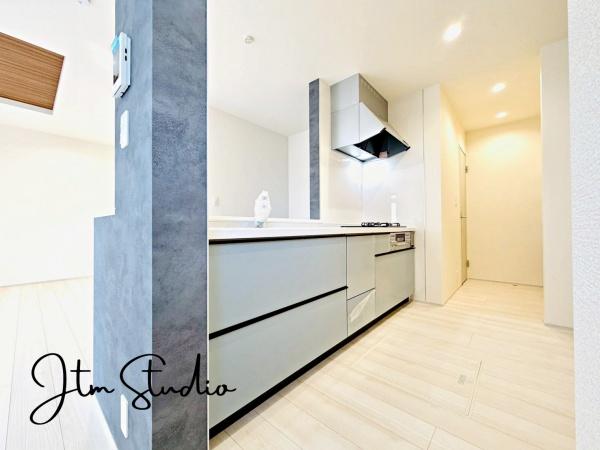 �L�b�`�� �������Ƒ��ƈꏏ�ɉ߂�����̂��ΖʃL�b�`���̖��́I�����̏o������b���Ȃ���ꏏ�ɂ��������y���ގ��Ԃ́A���R�ƏΊ炪���A�Ƒ����J��[�߂��؂ȂЂƂƂ��B�����̂������^�C������炵��L���ɍʂ�܂���