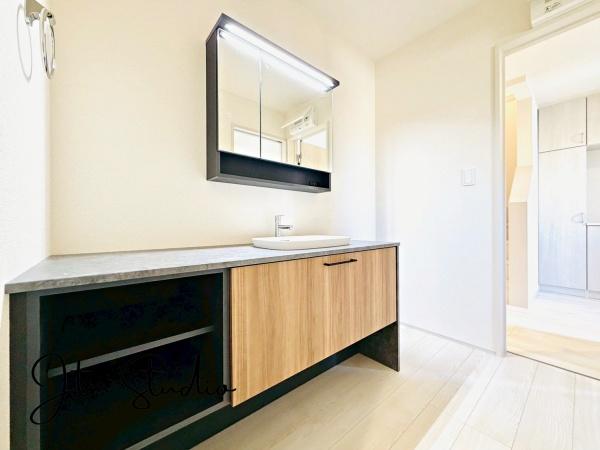 ���ʑ�E���ʏ� ���̎x�x����̃P�A���C�����悭�n�܂���ʋ�ԁB�傫�ȃ~���[�ƍL�߂̃{�E���ŁA�Ƒ��݂�Ȃ����K�Ɏg����݌v�ł��B�Q�������������ł���Ƃ�̂��鎞�Ԃ𐶂ݏo���܂��B1 ���̂͂��܂�ƏI����S�n�悭��