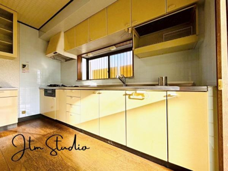 �L�b�`�� ���������薾�邳�ƒʕ��ǂ����ŉ��K�ɂ���������[���L�x�ŁA�ׁX�����������₩���΂钲�������X�b�L���Еt���L�b�`�������ł������ɕۂĂ܂���