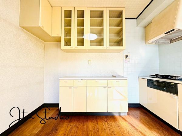 �L�b�`�� �J�b�v�{�[�h�t���Ŏ��[�L�x�ȃL�b�`����Ƒ��݂�Ȃ̐H��⒲�����Ȃǂ������܂����������A�L�b�`���܂�肪�X�b�L���Еt�������ɕۂĂ܂���