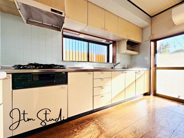 �L�b�`�� ���������薾�邳�ƒʕ��ǂ����ŉ��K�ɂ���������[���L�x�ŁA�ׁX�����������₩���΂钲�������X�b�L���Еt���L�b�`�������ł������ɕۂĂ܂���