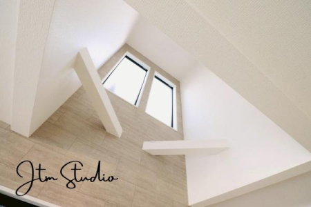 ���r���O �Ƒ��̐H����c���̂ق��A�q�ǂ���V�΂�����A�F�l���������肷��LDK�͏Z�܂��̒��S�B�����ԉ߂����ꏊ������A���̋�Ԃ͏Z�܂��S�̂̋��S�n�����E���܂��B