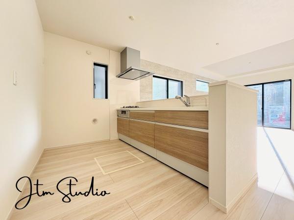 �L�b�`�� �������Ƒ��ƈꏏ�ɉ߂�����̂��ΖʃL�b�`���̖��́I�����̏o������b���Ȃ���ꏏ�ɂ��������y���ގ��Ԃ́A���R�ƏΊ炪���A�Ƒ����J��[�߂��؂ȂЂƂƂ��B�����̂������^�C������炵��L���ɍʂ�܂���