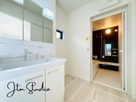 ���ʑ�E���ʏ� ���̎x�x����̃P�A���C�����悭�n�܂���ʋ�ԁB�傫�ȃ~���[�ƍL�߂̃{�E���ŁA�Ƒ��݂�Ȃ����K�Ɏg����݌v�ł��B�Q�������������ł���Ƃ�̂��鎞�Ԃ𐶂ݏo���܂��B1 ���̂͂��܂�ƏI����S�n�悭��