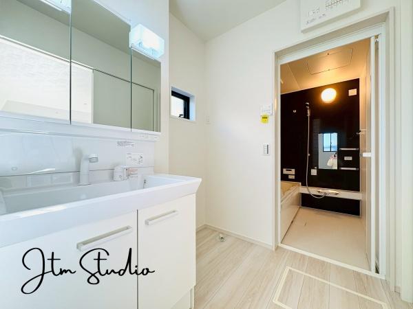 ���ʑ�E���ʏ� ���̎x�x����̃P�A���C�����悭�n�܂���ʋ�ԁB�傫�ȃ~���[�ƍL�߂̃{�E���ŁA�Ƒ��݂�Ȃ����K�Ɏg����݌v�ł��B�Q�������������ł���Ƃ�̂��鎞�Ԃ𐶂ݏo���܂��B1 ���̂͂��܂�ƏI����S�n�悭��