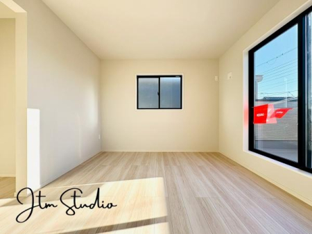 �Q�� �傫�ȑ�����̌����ӂ�閾�邢��ԁA������芰����e���̋�Ԃł���v���C�x�[�g�^�C�������D��ɉ��₩�Ɂc�B�������������͋C��a���܂���