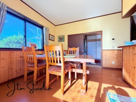 ���r���O �Z�������ł��A��������Ƒ��������ĐH�������Ē������Ƃ肠��傫���̃_�C�j���O�X�y�[�X�I�Ƒ��݂�ȂŃe�[�u�����͂ޑf�G�Ȏ��Ԃ��y����ŉ�������